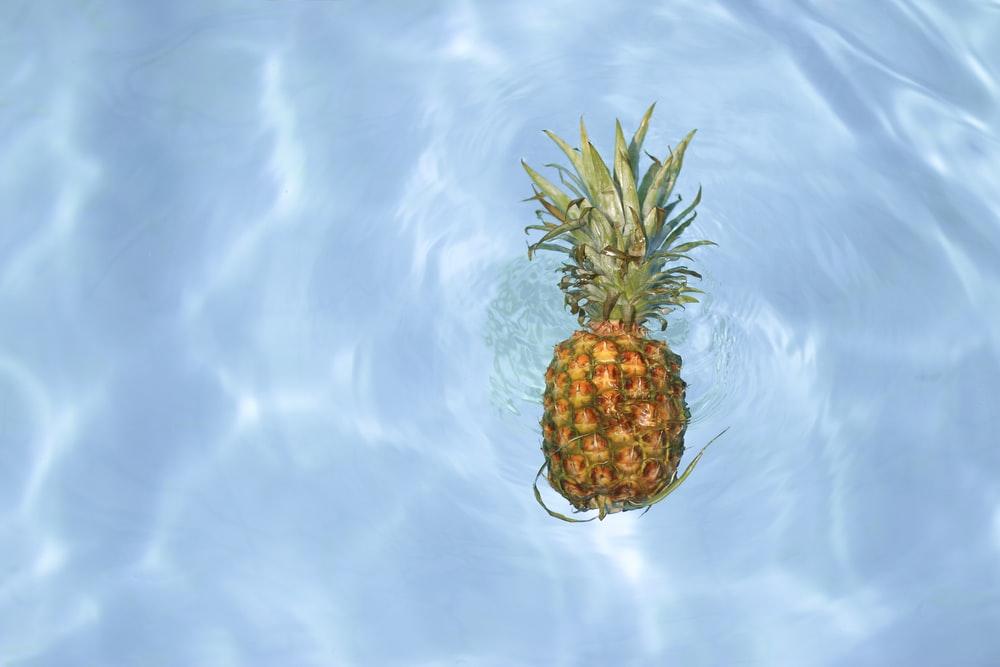 Ananas schwimmt in Pool