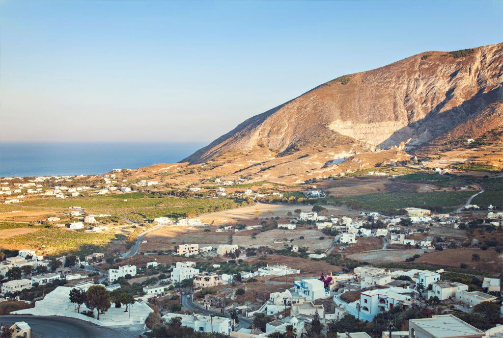 Griechische Weinlandschaft mit Meerblick und Reben